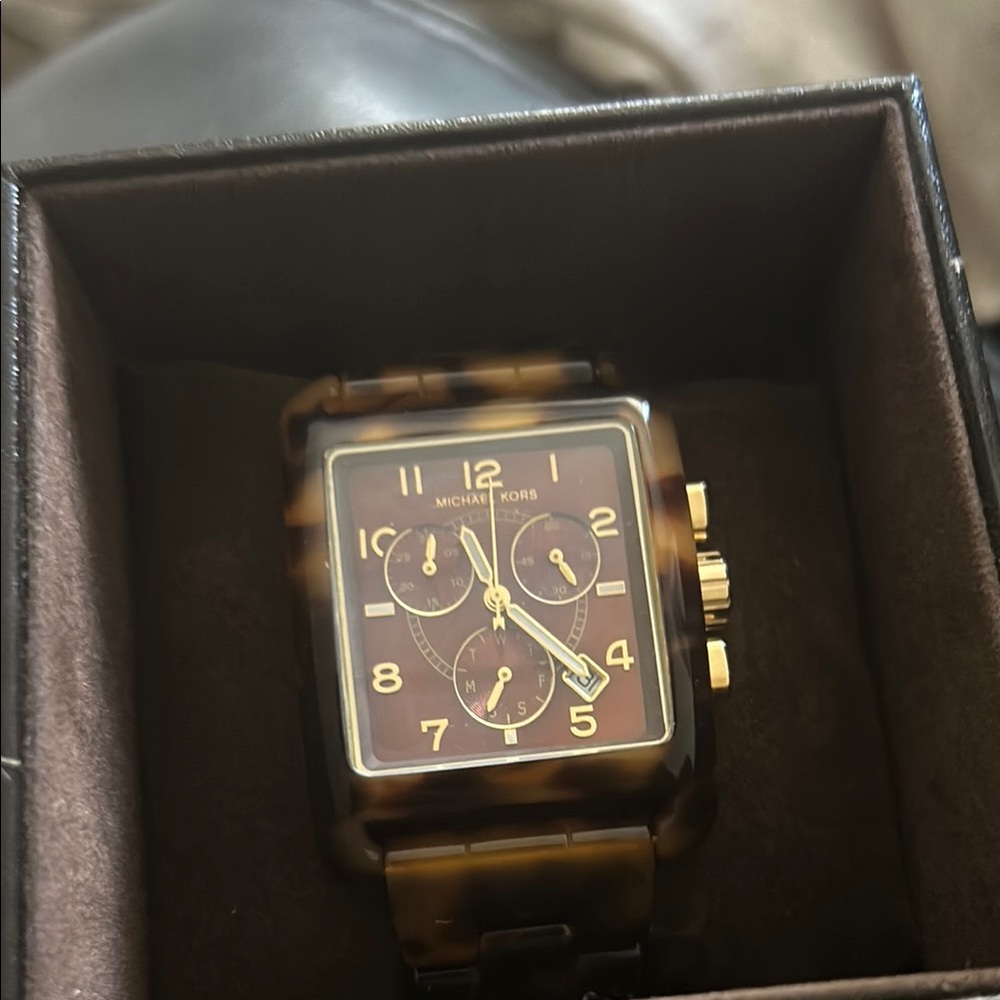 Michael Kors Tortoise Shell Watch - Picture 4 of 5
